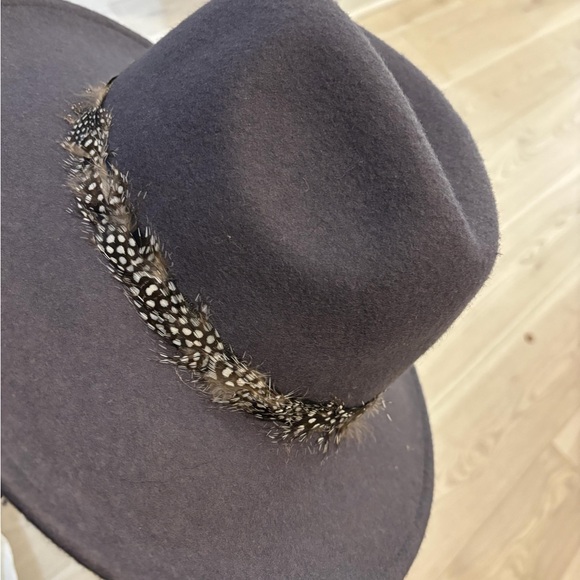 Elegant Gray Feather-Trimmed Hat - Picture 2 of 3